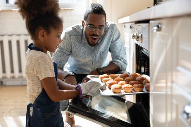 papá con su hija metiendo el pan al horno para panaderia
